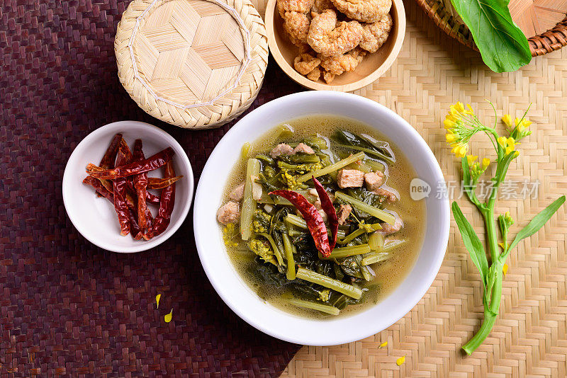 泰国北部食物(Pak Kad Jor)，酸汤泰国花白菜与猪肉